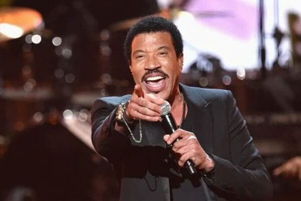 Lionel Richie Net Worth (Apr 2023) How Rich is He Now?